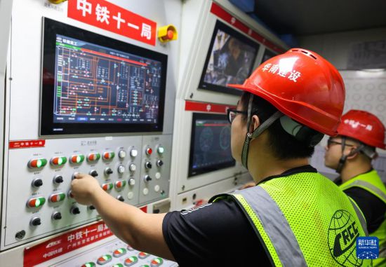 5月2日，中铁十一局施工人员在“羊城号”大盾构操控室操作设备。新华社记者 刘大伟 摄