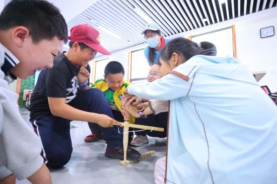 北京科学中心探险家体验营--火源探索。（北京科学中心供图）