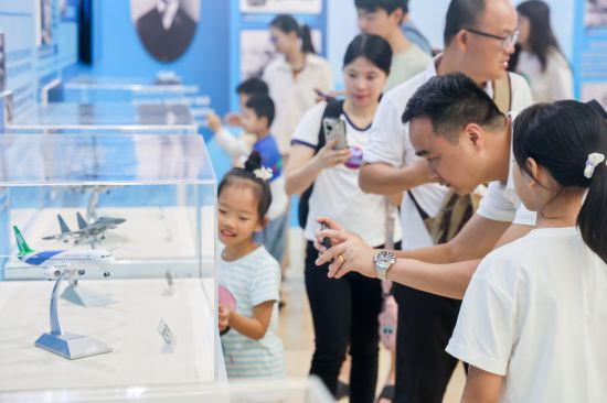 游客在广东科学中心参观“我们的‘20’时代——航空科普展”。（广东科学中心供图）