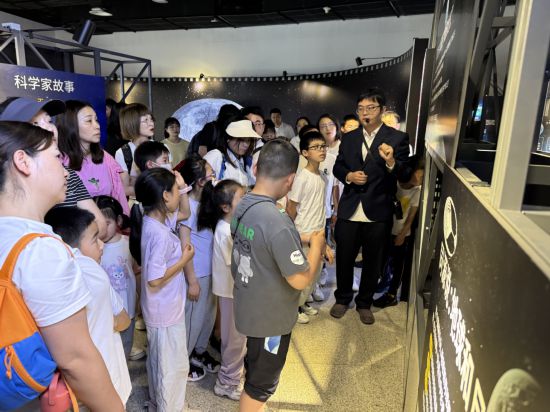 参观主题临展的观众认真聆听科学家故事。（湖南省科技馆供图）