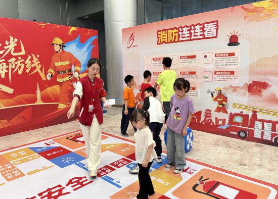 “我在科技馆当劳模”消防员职业体验区域，孩子们体验消防知识投掷闯关游戏。（江西省科技馆供图）