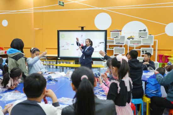 “动手实践课堂”制作艾叶养生锤。（吉林省科技馆供图）