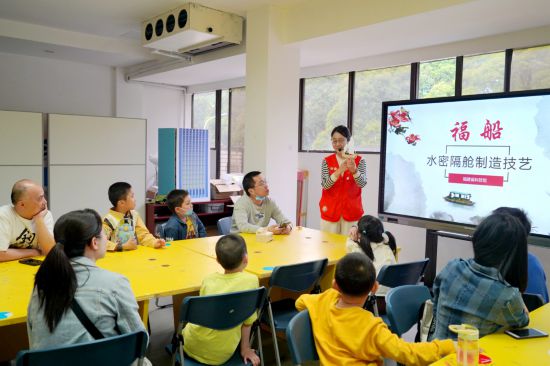 福建省科技馆“福船悟艺”非遗工坊带领观众探索水密隔舱制造技艺。（福建省科技馆供图）