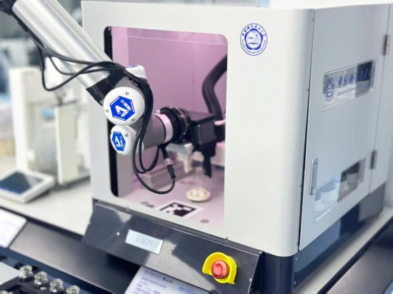 “機器化學家”用機械臂拿取樣品。（受訪單位提供）