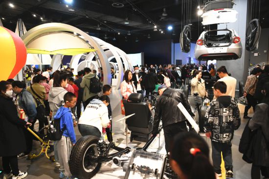 “五一”假期辽宁省科技馆人气爆棚，观众齐聚科技馆感受科学魅力。（辽宁省科技馆供图）