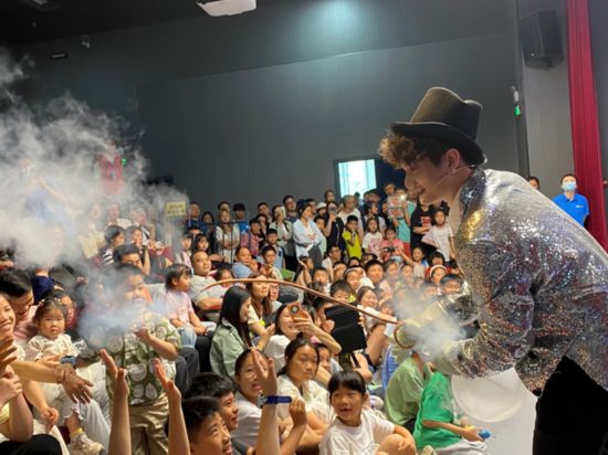 公众趣味互动实验快闪秀《魔术风暴》。（广西科技馆供图）