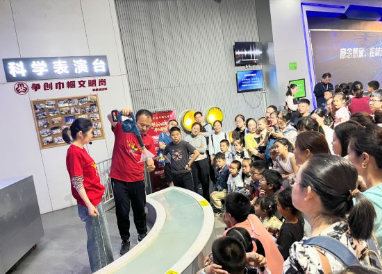 浙江省科技馆“五一”活动现场。（浙江省科技馆供图）