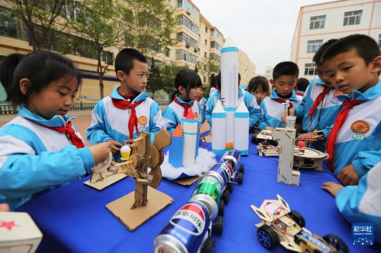 5月7日，甘肅省定西市安定區東關小學的學生在體驗科技制作。新華社發（王克賢攝）