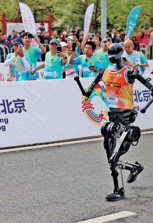 4月19日，2025北京亦庄半程马拉松暨人形机器人半程马拉松在北京举行。图为天工队选手天工Ultra冲向终点。新华社发