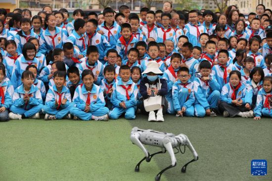 5月7日，甘肅省定西市安定區東關小學的學生在觀看機器狗表演。新華社發（王克賢攝）