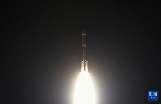 5月11日21時27分，我國在太原衛星發射中心使用長征六號改運載火箭，成功將遙感四十號02組衛星發射升空，衛星順利進入預定軌道，發射任務獲得圓滿成功。新華社發（李辰昊 攝）