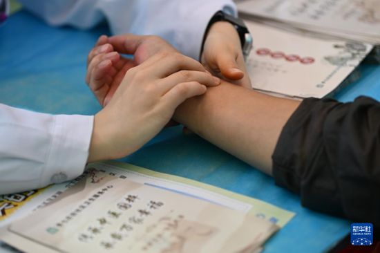 5月11日，醫生在活動現場給市民把脈。新華社記者 李然 攝