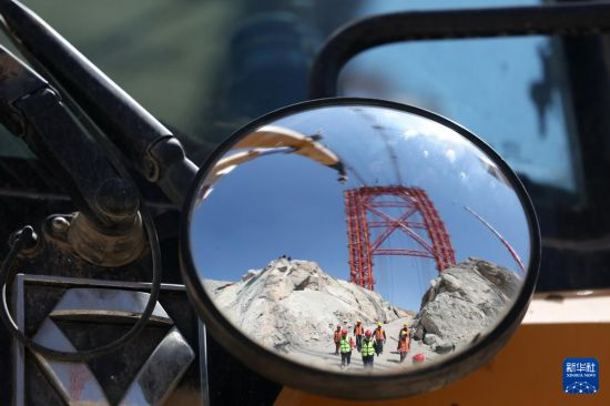 5月10日，中鐵二十局的建設者在蘭永臨高速公路洮河大橋施工現場作業。新華社記者 陳斌 攝