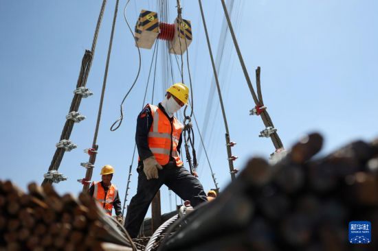5月10日，中鐵二十局的建設者在蘭永臨高速公路洮河大橋施工現場進行纜索吊裝系統試吊作業。新華社記者 陳斌 攝