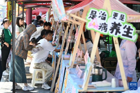 5月11日，市民在活動現場問診。新華社記者 李然 攝