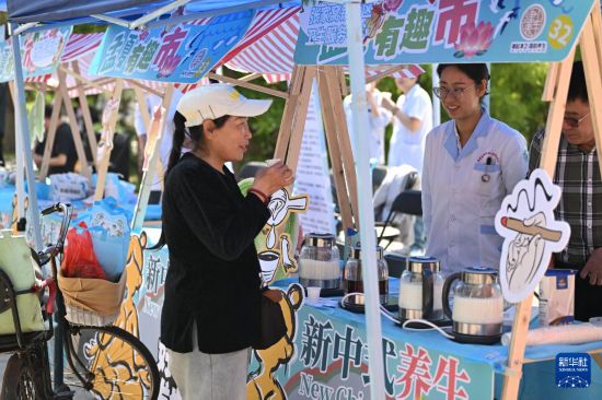 5月11日，市民在活動現場品嘗養生飲品。新華社記者 李然 攝