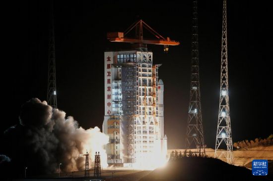 5月11日21時27分，我國在太原衛星發射中心使用長征六號改運載火箭，成功將遙感四十號02組衛星發射升空，衛星順利進入預定軌道，發射任務獲得圓滿成功。新華社發（鄭逃逃 攝）