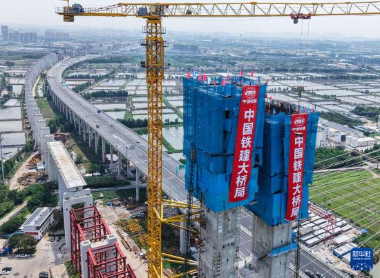 5月11日，深江鐵路跨磨刀門水道主橋東主塔封頂（無人機照片）。新華社記者 劉大偉 攝