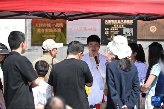 5月11日，醫院工作人員在活動現場進行中醫科普。新華社記者 李然 攝