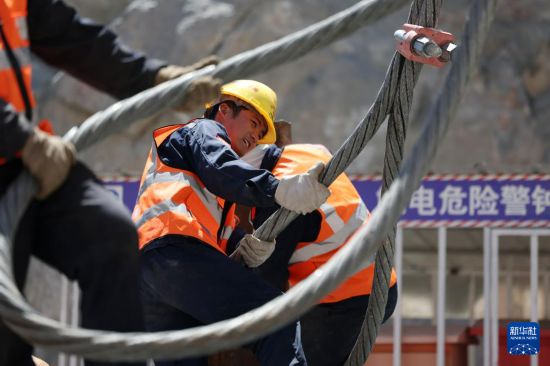 5月10日，中鐵二十局的建設者在蘭永臨高速公路洮河大橋施工現場進行纜索吊裝系統試吊作業。新華社記者 陳斌 攝