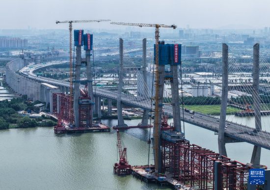 5月11日，深江鐵路跨磨刀門水道主橋東主塔（左一）封頂（無人機照片）。新華社記者 劉大偉 攝