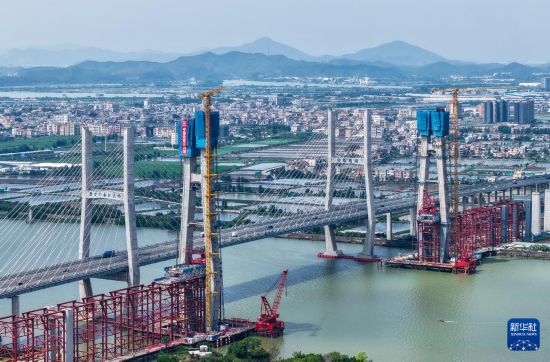 5月11日，深江鐵路跨磨刀門水道主橋東主塔（左二）封頂（無人機照片）。新華社記者 劉大偉 攝