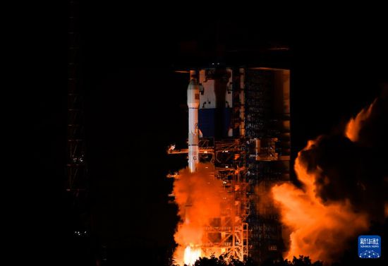 5月13日2時09分，我國在西昌衛星發射中心使用長征三號丙運載火箭，成功將通信技術試驗衛星十九號發射升空，衛星順利進入預定軌道，發射任務獲得圓滿成功。新華社發（楊熙攝）