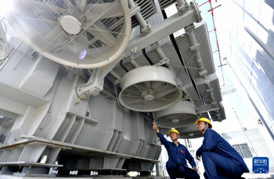 5月10日，國網北京電力公司維修分公司的技術人員在巡檢新航城500千伏變電站的主變壓器。新華社記者 李欣 攝