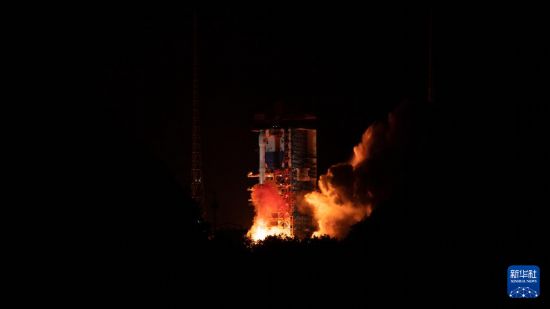 5月13日2時09分，我國在西昌衛星發射中心使用長征三號丙運載火箭，成功將通信技術試驗衛星十九號發射升空，衛星順利進入預定軌道，發射任務獲得圓滿成功。新華社發（楊熙攝）