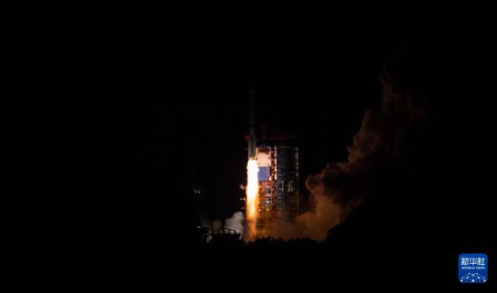 5月13日2時09分，我國在西昌衛星發射中心使用長征三號丙運載火箭，成功將通信技術試驗衛星十九號發射升空，衛星順利進入預定軌道，發射任務獲得圓滿成功。新華社發（楊熙攝）