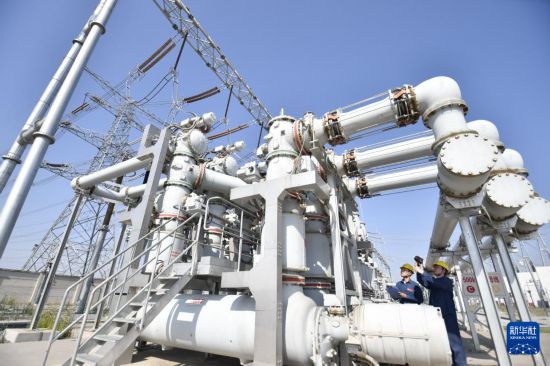 5月10日，國網北京電力公司維修分公司的技術人員在巡檢新航城500千伏變電站輸電設備。新華社記者 李欣 攝