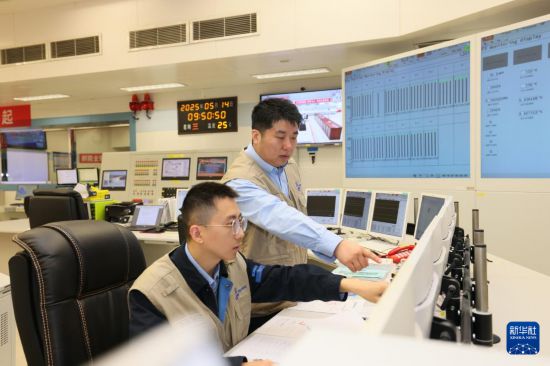 5月14日，“华龙一号”全球首堆主控室工作人员在岗位值守。新华社发（福建福清核电有限公司供图）