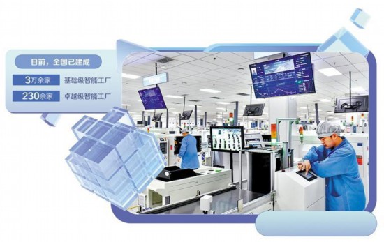 在青岛领智电子科技有限公司，工作人员在家电控制板生产线值守。新华社记者 郭绪雷摄