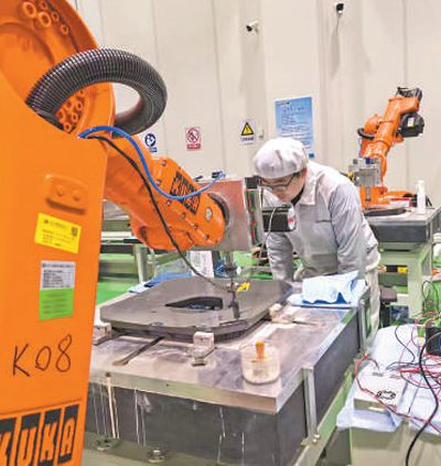 李岩在加工反射镜。（本报记者 刘以晴摄）