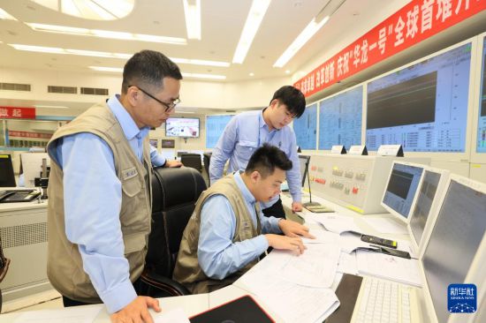 5月14日，“华龙一号”全球首堆主控室工作人员在岗位值守。新华社发（福建福清核电有限公司供图）