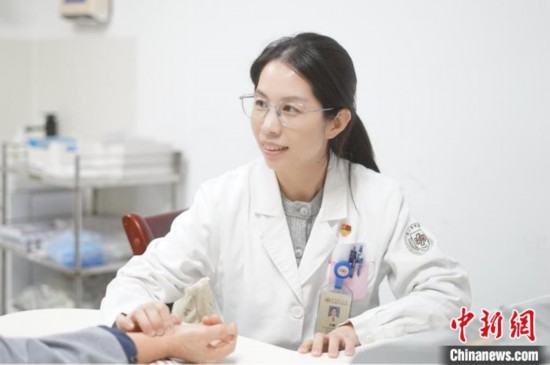 浙江省中医院裘氏妇科传人、妇产科副主任中医师应翩在坐诊。浙江省中医院供图