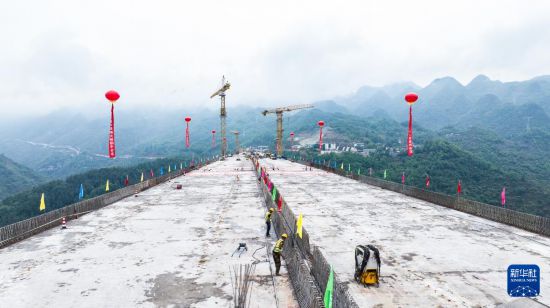 5月15日，工人在納晴高速六枝特大橋上進行施工（無人機照片）。新華社記者 陶亮 攝