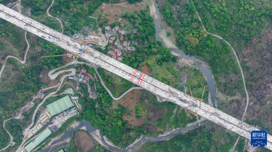 這是順利實現合龍的納晴高速六枝特大橋（5月15日攝，無人機照片）。新華社記者 陶亮 攝