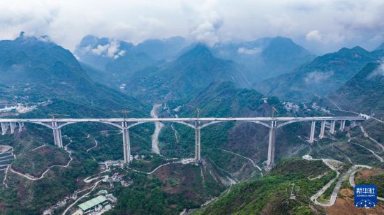 這是順利實現合龍的納晴高速六枝特大橋（5月15日攝，無人機照片）。新華社記者 陶亮 攝