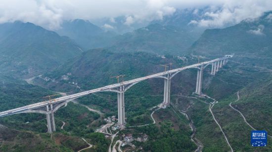這是順利實現合龍的納晴高速六枝特大橋（5月15日攝，無人機照片）。新華社記者 陶亮 攝