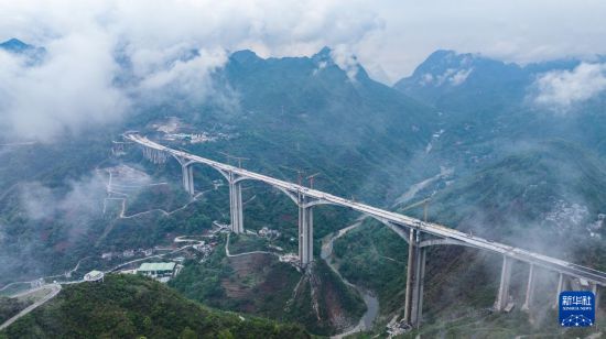 這是順利實現合龍的納晴高速六枝特大橋（5月15日攝，無人機照片）。新華社記者 陶亮 攝