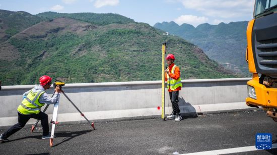 5月17日，工作人员在乌蒙山大桥采集检测数据。新华社记者 陶亮 摄