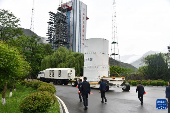 5月18日，行星探测工程天问二号探测器在西昌卫星发射中心按计划完成技术区总装、测试、加注等工作后，顺利转入发射区，后续将按计划开展各项功能检查、联合测试等工作，计划5月底择机实施发射。此前，执行天问二号发射任务的长征三号乙遥一一〇运载火箭，于5月14日顺利由技术区转入发射区，并完成吊装、对接等工作。新华社发（石一辰摄）