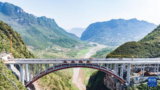 5月17日，乌蒙山大桥进行静态荷载试验（无人机照片）。新华社记者 陶亮 摄
