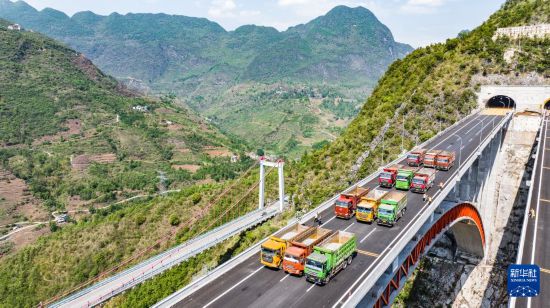 5月17日，乌蒙山大桥进行静态荷载试验（无人机照片）。新华社记者 陶亮 摄