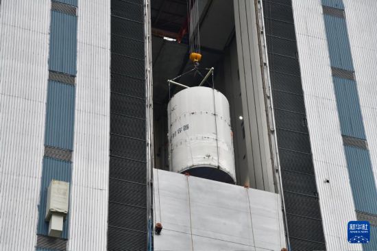 5月18日，行星探测工程天问二号探测器在西昌卫星发射中心按计划完成技术区总装、测试、加注等工作后，顺利转入发射区，后续将按计划开展各项功能检查、联合测试等工作，计划5月底择机实施发射。此前，执行天问二号发射任务的长征三号乙遥一一〇运载火箭，于5月14日顺利由技术区转入发射区，并完成吊装、对接等工作。新华社发（石一辰摄）