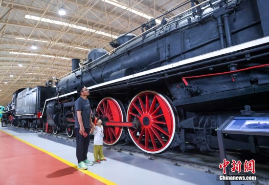 5月18日，家長帶著小朋友參觀勝利12型890號機車。中新社記者 賈天勇 攝
