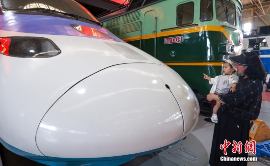 5月18日，家長帶著小朋友參觀“中華之星”電力機車車頭。中新社記者 賈天勇 攝