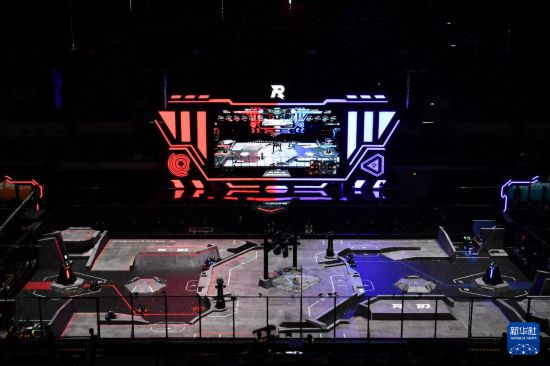 5月21日，南昌大学Passion战队（红方）和中国科学技术大学RoboWalker战队（蓝方）在比赛中。新华社记者 陈振海 摄