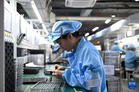 5月21日，安徽希磁科技股份有限公司的工作人员在组装一款传感器。新华社记者 黄博涵 摄